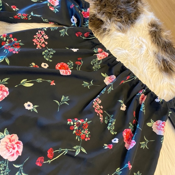 Floral Off-Shoulder Blouse by Decjuba (B1017) - Picture 6 of 7